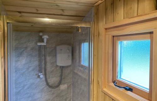 The Shepherd's Hut with cozy logburner - Foto 57