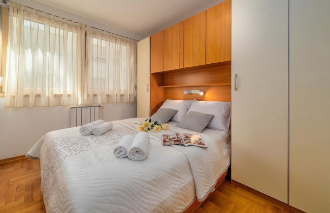 Cityscape Comfort Apartment With Garage - Happy Rentals - Photo 9