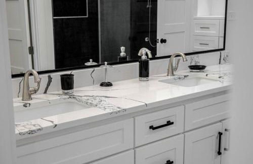 Modern Retreat 10 min-Oaklawn BBQ grill Pavillion Kids playground - Foto 4