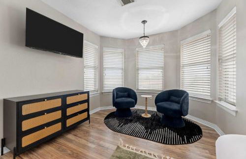 Luxurious Home with Huge Pool - Photo 34