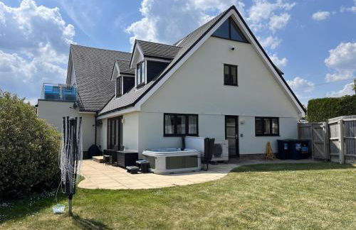 New Farm Cottage, hot tub, 3 bed, sleeps 6, private garden, entire home - Photo 14