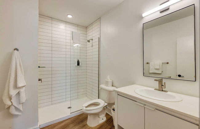 Dual Bachelor Pads w/ Rooftop Lounge & Games Sleeps 26 5 Min to Broadway - Foto 19