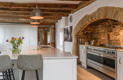 10 Bed Stunning House in village, with Hot Tub - Photo 75