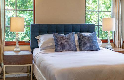 Mediterranean Beauty with Rooftop Deck and Views - Foto 45