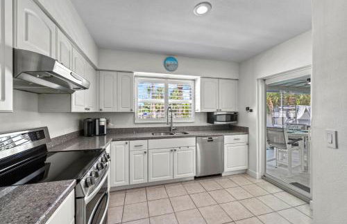 Siesta Key Waterfront Oasis - Heated Pool, Dock, Walk to Village & Beach - Photo 24