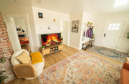 Reno's Biggest Little House - Cozy Home Theatre - Foto 15