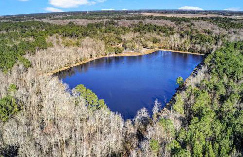 Charming Retreat on 20 Acres with Private Lake! - Foto 24