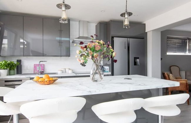 Seaside Serenity 3-bed Deck Garden Near Shore - Photo 5