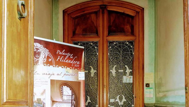 Entrada al Palacete de la Hilandera