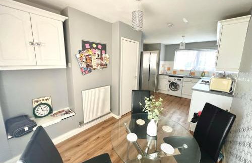 Clicketts - 3-Bedroom, Full Entire House, Sleeps 6 guests, Free wifi, Street Parking, Smart TV, Basildon, Essex London - Foto 36