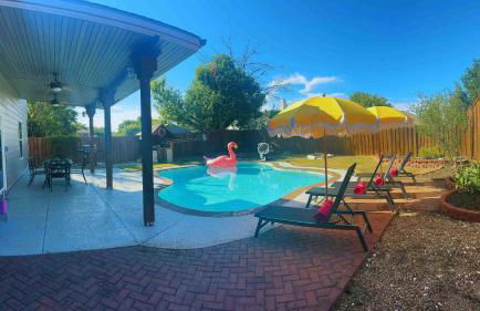 Retreat close to Lewisville Lake with pool, pet ok - Photo 2