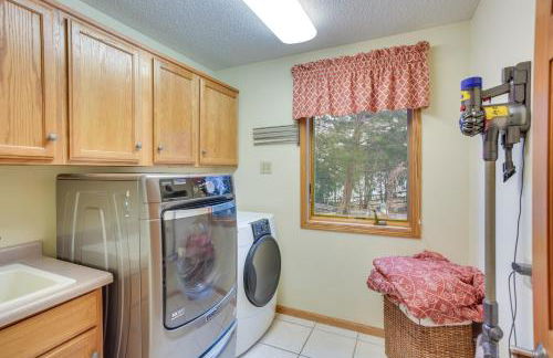 Hot Tub and Fireplace Cozy Home on Howard Lake! - Foto 22