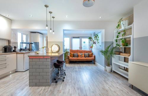 Bright & Stylish 4-Bed Home in the Heart of Morden - Photo 51