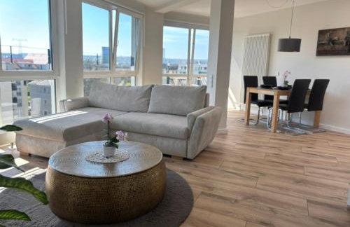 Zentrales, modernes Apartment mit Balkon, Küche & Garage - Foto 1