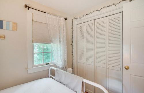 4 Mi to Bristol Beach! Coastal Retreat with Pond - Foto 15