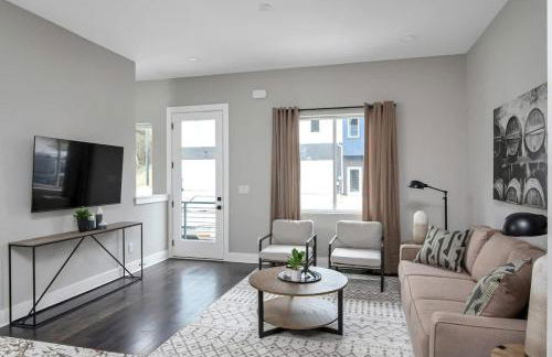 New Nashville Home - Rooftop Views - Hot Tub - Photo 5