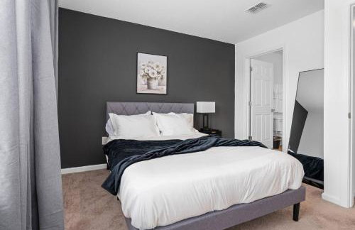 Luxe 2BR Townhome | Pool | Close to Beach - Foto 9