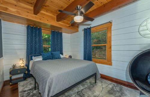 A Celestial Chalet Pets, Hot Tub & Mountain View - Photo 24