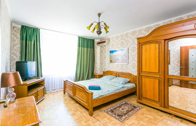 Apartment on Tryokhgorny Val - Photo 1