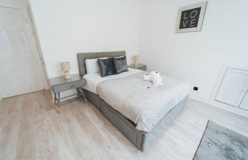 Top Floor 1BR Wishaw Flat with Parking - Foto 32