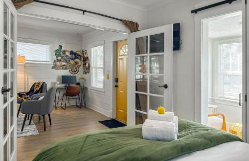 Step into School Spirit at the Golden Dome Getaway - Foto 15