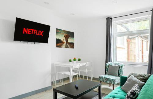 Stanion Luxurious 3 Bedroom Modern House Northamptonshire, Double, Twins, Single, Free Parking, Free Wi-Fi, Pets, Up to 8 Sleeps, 4 Smart TVs - Foto 3