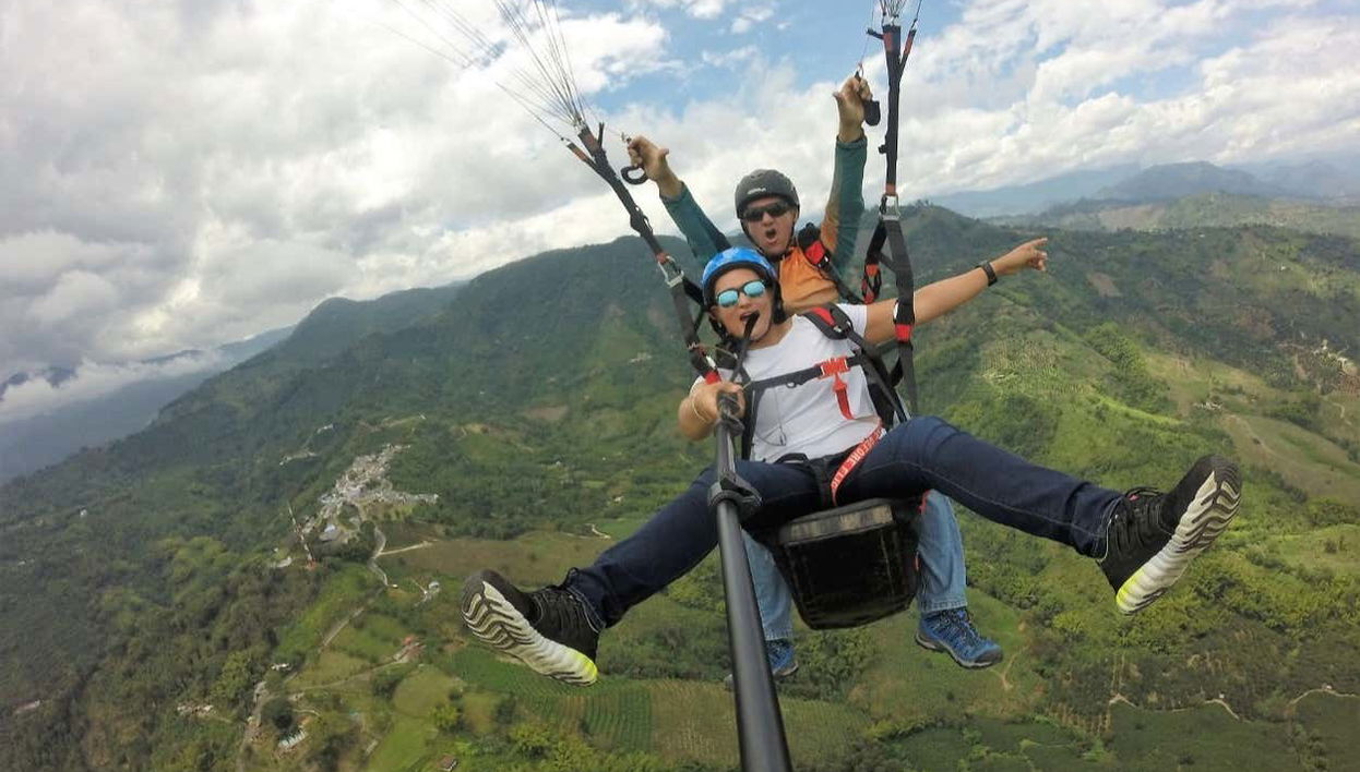 Plaisir et adrénaline lors d'un vol en parapente
