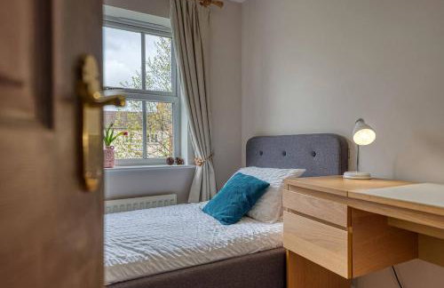 Solihull 2-Bed Flat with Parking-Ideal for Contractors, Business, Long Stays - Photo 23