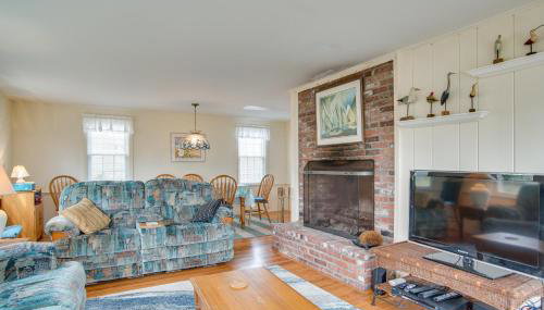 Walk to Beach Chatham Gem with Ocean-View Sunroom! - Foto 1