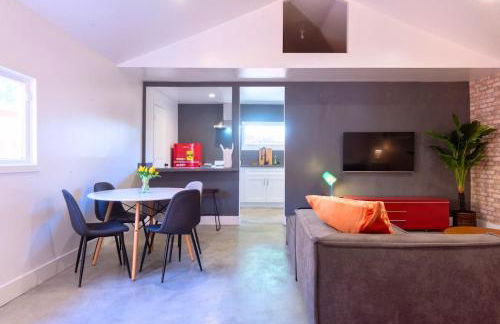 Modern Private Guesthouse with Parking, Yard, and Washer Dryer - Foto 1