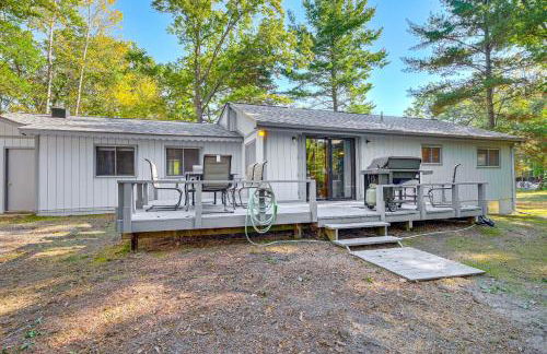 2 Blocks to Boat Ramp Higgins Lake House with Grill - Foto 22