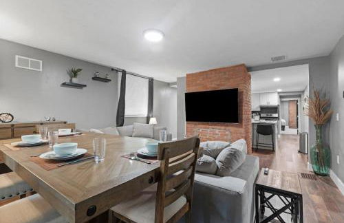 Upscale 2 Story Apartment with 8 beds and Free Parking, walkable to S Highland ave - Foto 13