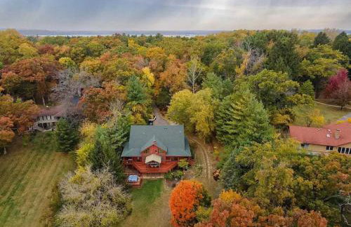 Monthly or Seasonal Large Petite Lake 44 Lakehouse Retreat with Private Pier and Hot Tub secluded Deep in the Woods - Foto 23