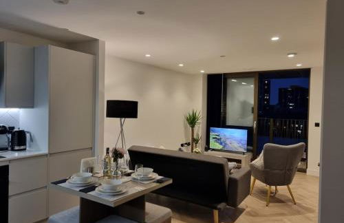 Luxury 2 Bed Apartment, with a balcony city & canal view in Manchester City Centre! - Foto 3