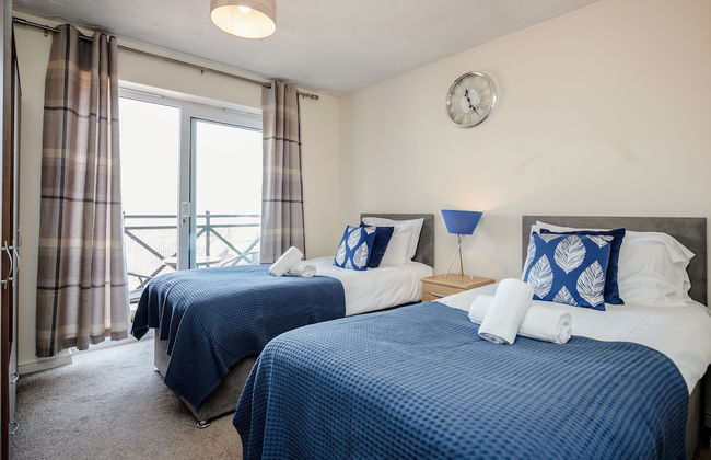 Captivating 3-bed Apartment in Grays - Photo 2