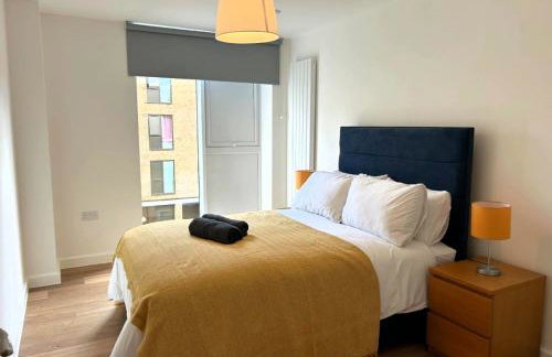 Luxury 2 Bedroom with Gym, Workspace, Balcony, Free Parking and 3 mins walk to train station - Foto 6