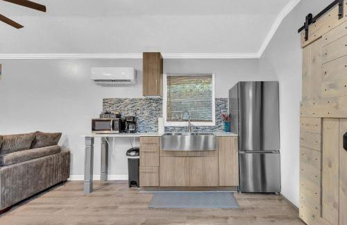 Spacious King Cottage-Mins from Downtown - Photo 6