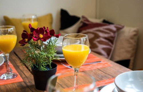 Where Style & Convenience Combine- Photo ID Required - Foto 20