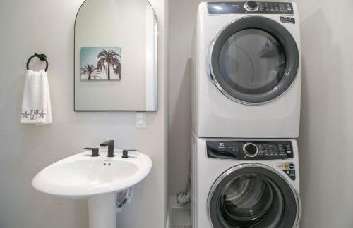 Steps Away from Cruisin' the Coast , Gulfport 2BR, Game Room, and Free Parking - Foto 16