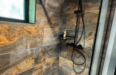 Luxury Spa Cabin with Outdoor Bath, Sauna & Fireplace - Foto 26