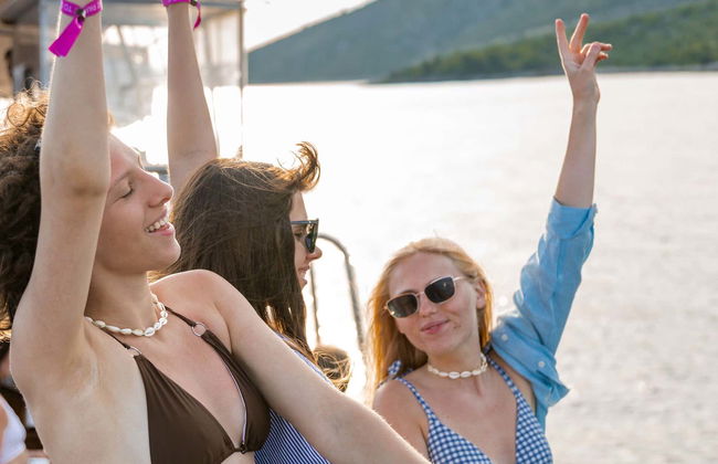 Fiesta en barco por el Lago Azul - Foto 1