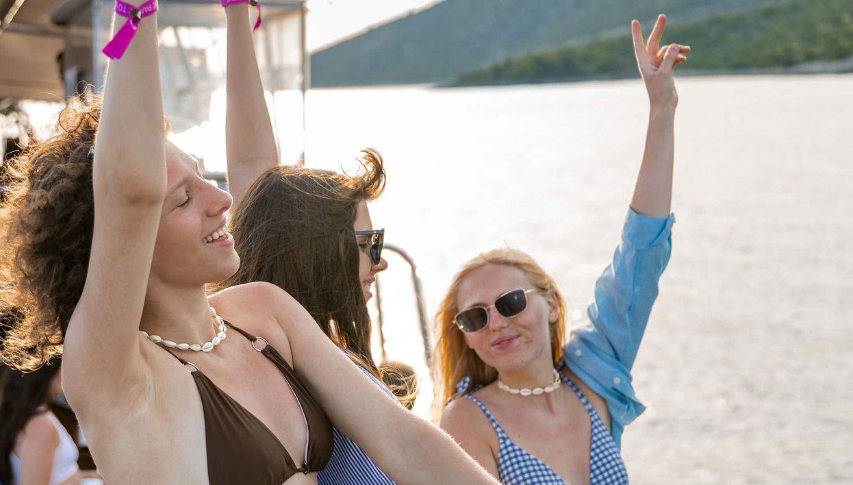Fête sur un bateau sur le lac Bleu