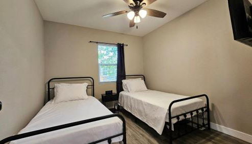 Newly remodeled waterfront home - Photo 4