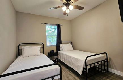 Newly remodeled waterfront home - Photo 4