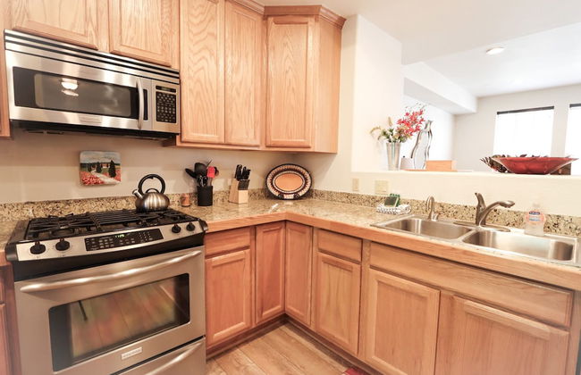 New Downtown Luxury Hideaway Skiing - Photo 11