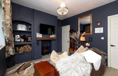 Cosy 2-Bed Home by Pink Flamingo Holdings, Perfect for Business & Groups - Photo 10