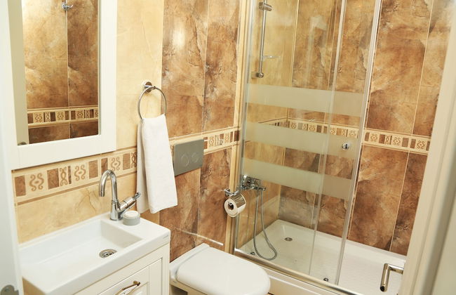 King Suite - Photo 13