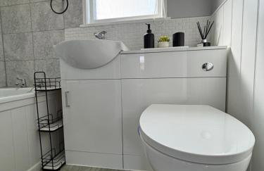 169 - Two bed Chalet on Sunbeach Holiday Park - Sleeps 5, pet friendly, FREE pool and entertainment passes included - plus WiFi, bed linen and towels included 300m from the beach! - Foto 12