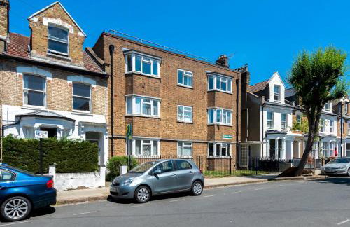 Cozy 4-Bed with Garden in Trendy Stoke Newington - Pass the Keys - Foto 25