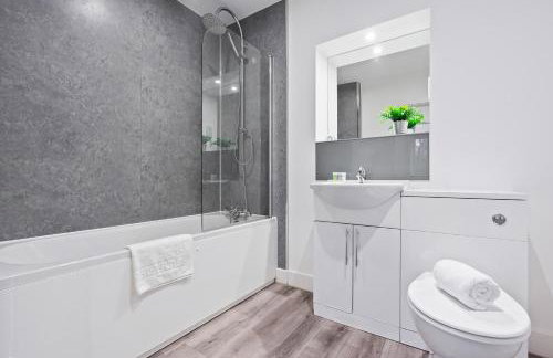 Stylish Two Bedroom Apartment - Secure Parking & Balcony 9MC - Photo 4